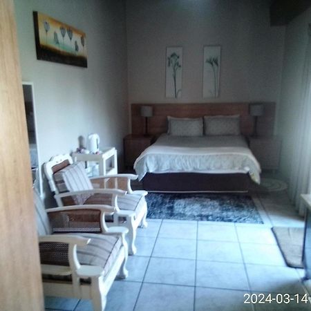 12 On Vaal Drive Guesthouse 范德拜尔帕克 外观 照片