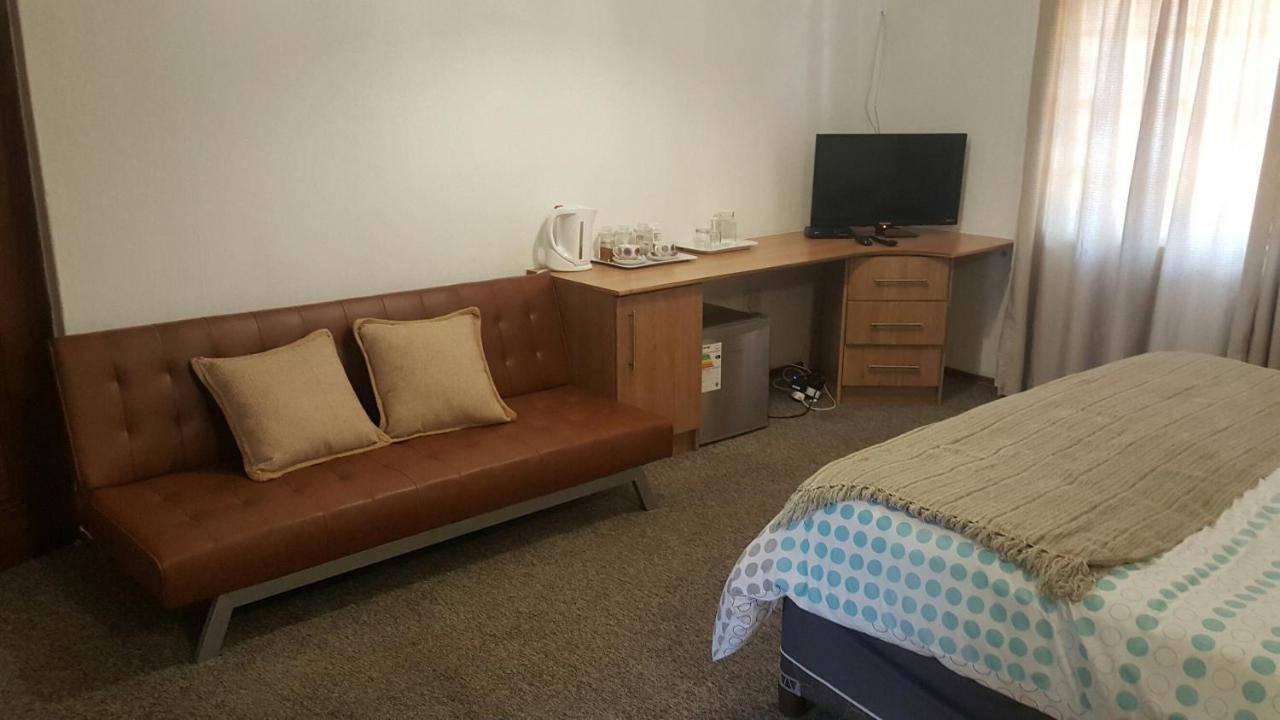 12 On Vaal Drive Guesthouse 范德拜尔帕克 外观 照片