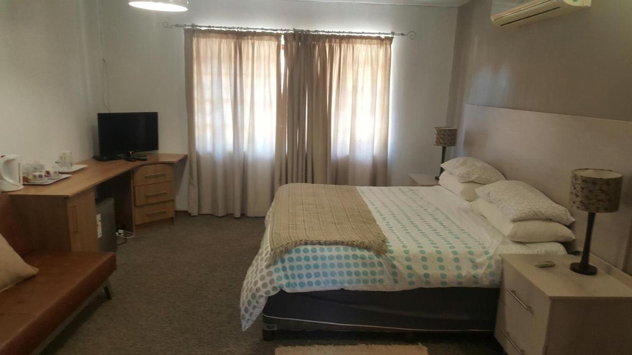 12 On Vaal Drive Guesthouse 范德拜尔帕克 外观 照片